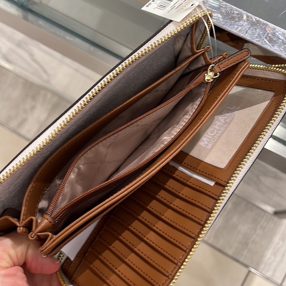 Michael Kors Jet Set Travel Large Travel CONTINENTAL wallet-wristlet-phoneholder - Picture 4 of 16